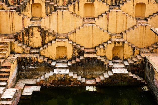 Scale di panna meena ka kund stepwell a jaipur rajasthan in india