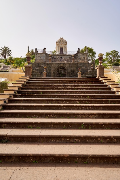 Photo stairs that go up to the pantheon inside the victoria gardens it is a masonic mausoleum