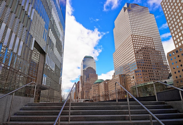 파이낸셜 디스트릭트에 있는 쓰리 월드 파이낸셜 센터의 계단. American Express Tower 또는 200 Vesey Street, USA로도 알려져 있습니다.