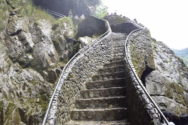 Photo stairway through water going to waterfall pailon del diablo banos