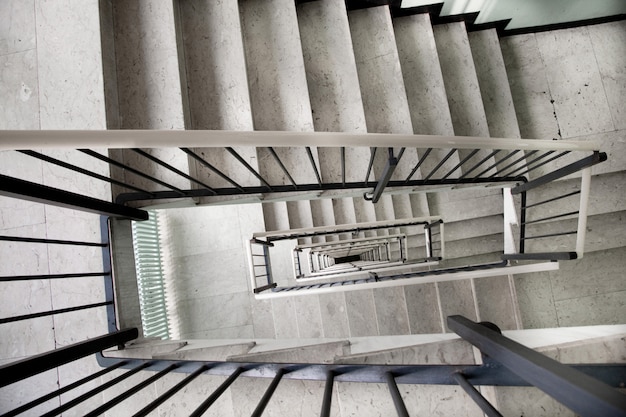 Pozzo delle scale all'interno di un vecchio edificio