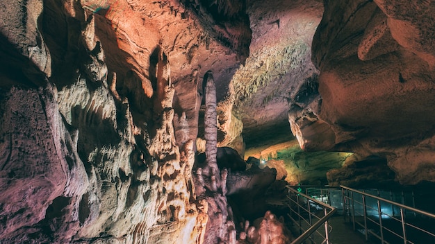 stalactieten en stalagmieten grot