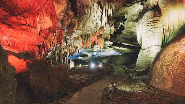 stalactieten en stalagmieten grot