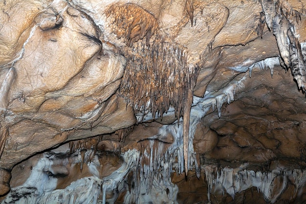 Stalactieten en stalagmieten in de grot Gentle Adygea