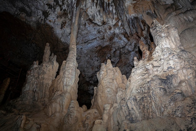 Stalactieten en stalagmieten in de grot gentle adygea