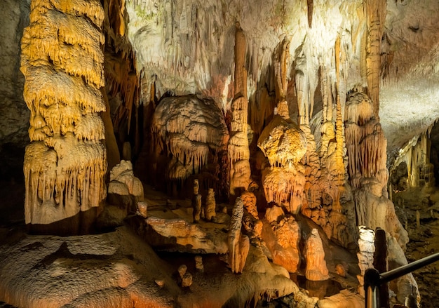 Stalactieten en stalagmieten ondergronds in grottenstelsel in Postojna