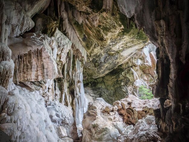 Photo stalactite formation on rocks in cave