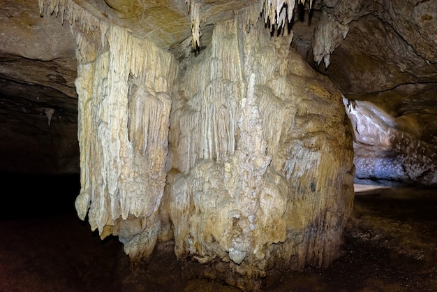 Сталактит и сталагмит в Крокодиловой пещере на острове Ко Тарутао в национальном парке Тарутао, Таиланд