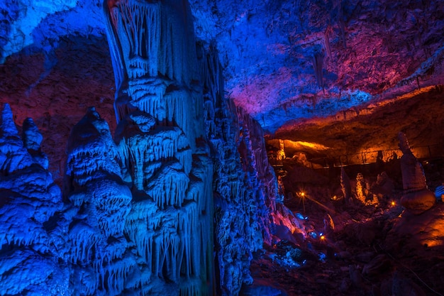 Foto stalactiti e stalagmiti in grotta