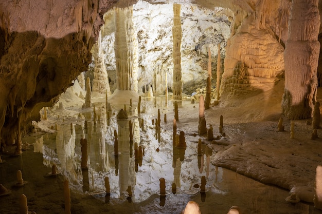 イタリアのグロッテ ディ フラサッシで最も有名な洞窟の 1 つにある S S S乳石と石。イタリア、マルケ州。
