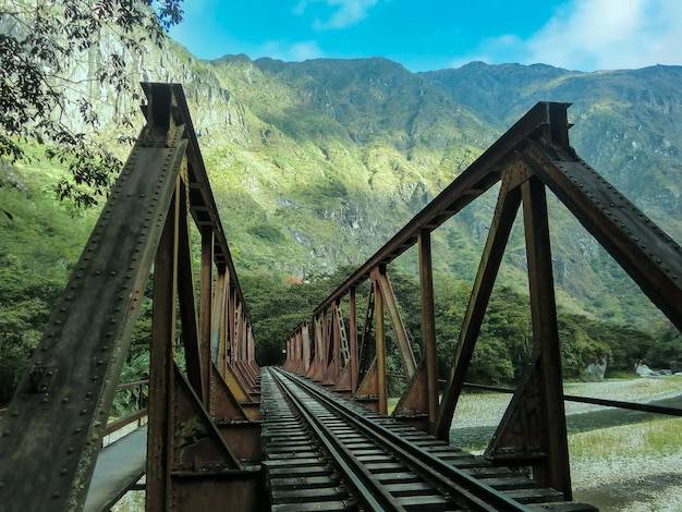 Stalen brug waar de sporen van een trein passeren in Cusco - Peru