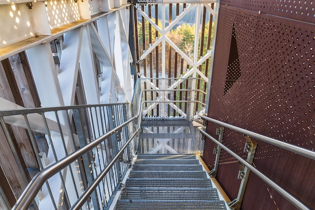 Stalen constructie met stalen leuningen en valbeveiliging