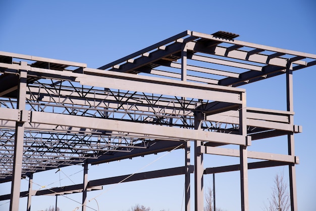 Stalen frame van een nieuw gebouw