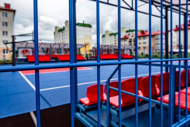 Stalen hek van school basketbalveld.