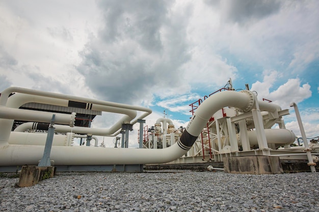 Stalen lange pijpen en pijpelleboog in de oliefabriek van het station tijdens de petrochemie-industrie van de raffinaderij