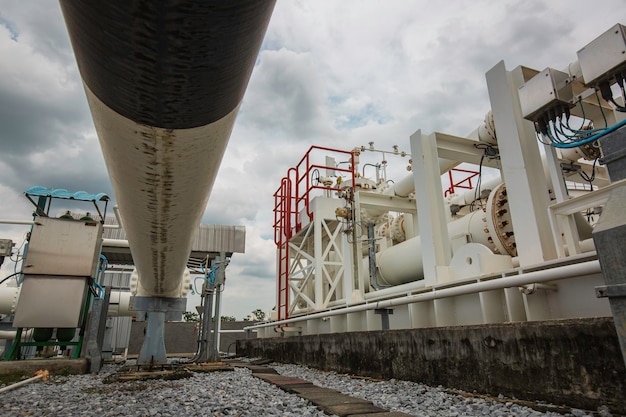 Stalen lange pijpen en pijpelleboog in de oliefabriek van het station tijdens de petrochemie-industrie van de raffinaderij