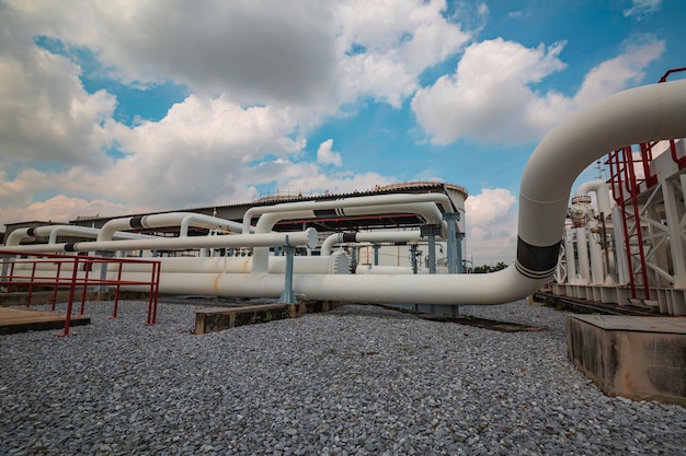 Stalen lange pijpen en pijpelleboog in de oliefabriek van het station tijdens de petrochemie-industrie van de raffinaderij