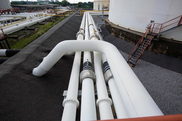 Stalen lange pijpen en pijpelleboog in de oliefabriek van het station tijdens de petrochemie-industrie van de raffinaderij