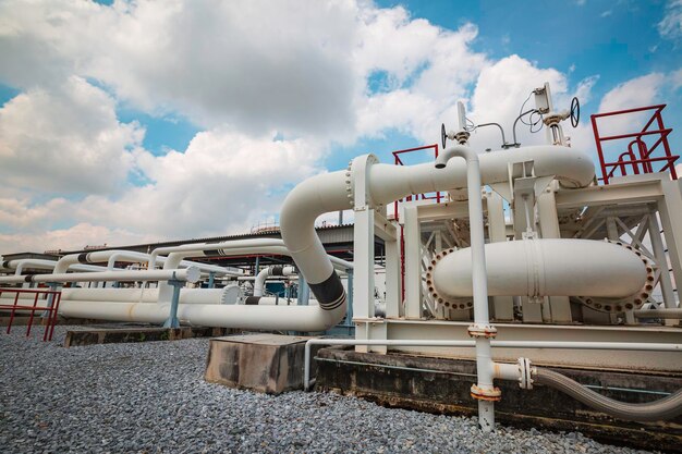 Stalen lange pijpen en pijpelleboog in de oliefabriek van het station tijdens de petrochemie-industrie van de raffinaderij