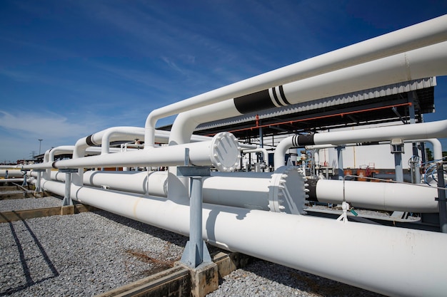 Stalen lange pijpen en pijpelleboog in de oliefabriek van het station tijdens de raffinaderij petrochemie-industrie in de distilleerderij van de gassite.