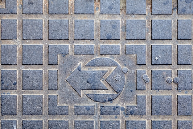 Stalen putdeksel voor ondergrondse stadscommunicatie.