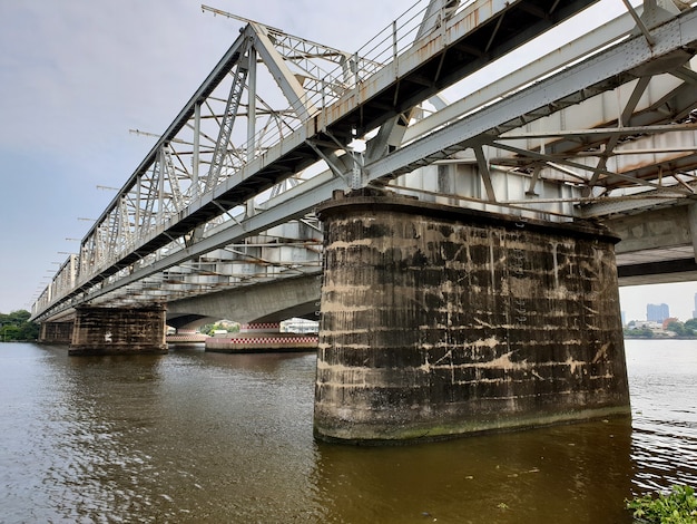 Stalen spoorbrug over de rivier