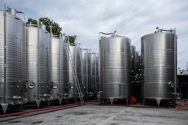 Stalen tanks voor wijnfermentatie buiten op de wijngaard van de wijnfabriek