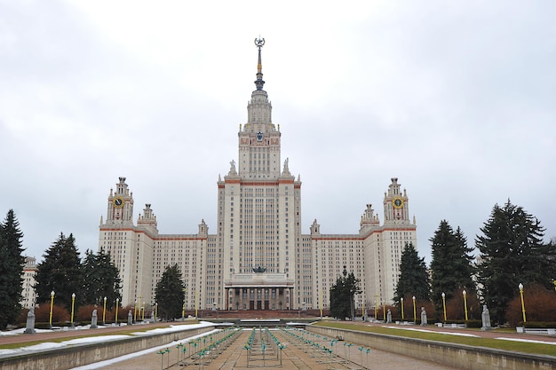 Stalin's hoogbouw het hoofdgebouw van de Staatsuniversiteit van Moskou in Moskou