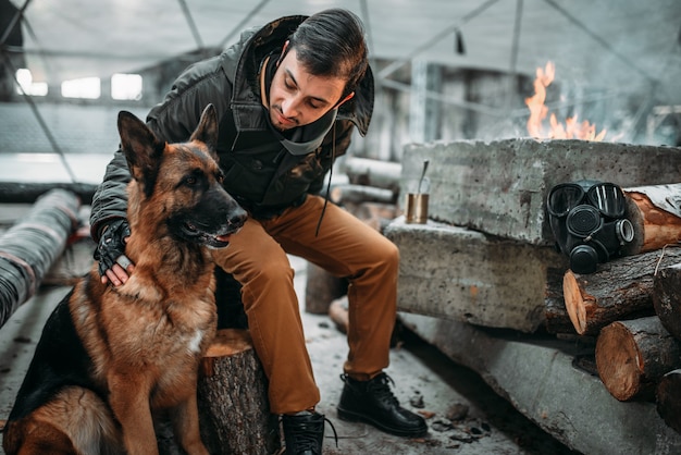 Stalker, soldaat na de apocalyps die een hond voedt