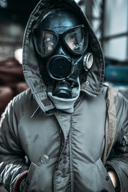 Stalkerconcept, mannelijke persoon in gasmasker, stralingsgevaar. Post-apocalyptische levensstijl, dag des oordeels, horror van een nucleaire oorlog