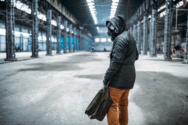 Stalkersoldaat, man met gasmasker in verlaten gebouw.