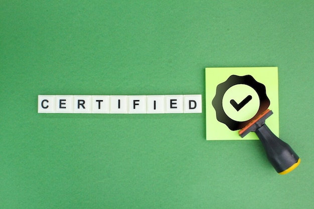 スタンプとアルファベットの文字と「CERTIFIED」のアイコン 標準認証