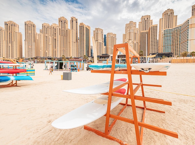 Стоянка с досками для серфинга и купания в море на пляже JBR в Дубае Водные виды спорта и развлечения