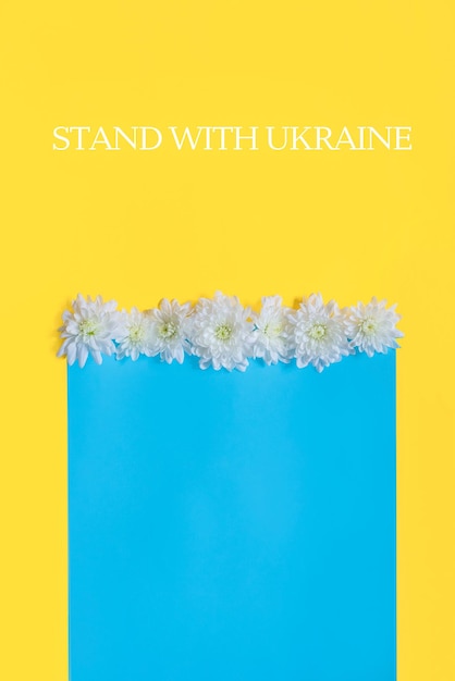 Стенд с надписью Украина на синем и желтом фоне.