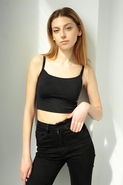 Standaard model tests van jonge mooie vrouw op een witte achtergrond