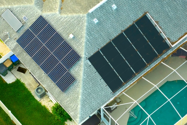 郊外の農村地域でクリーンな生態学的電気エネルギーを生産するための太陽光発電パネルで覆われた屋根を持つ標準的なアメリカの住宅 自律型住宅のコンセプト