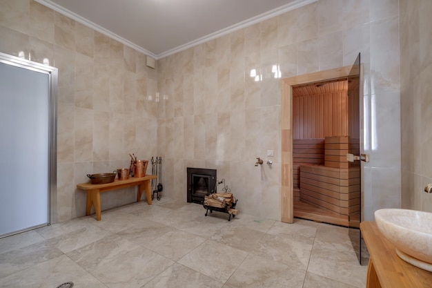 Интерьер сауны русской бани стандартного дизайна классический деревянный с горячими камнями