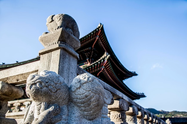 Foto standbeeld bij gyeongbokgung tegen een heldere lucht