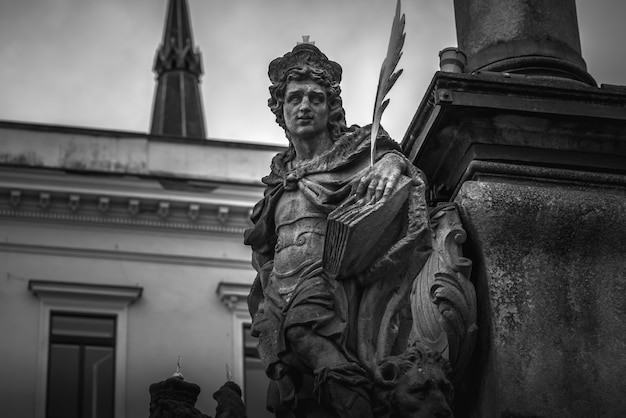 Standbeeld bij pestkolom in Cesky Krumlov, Tsjechië