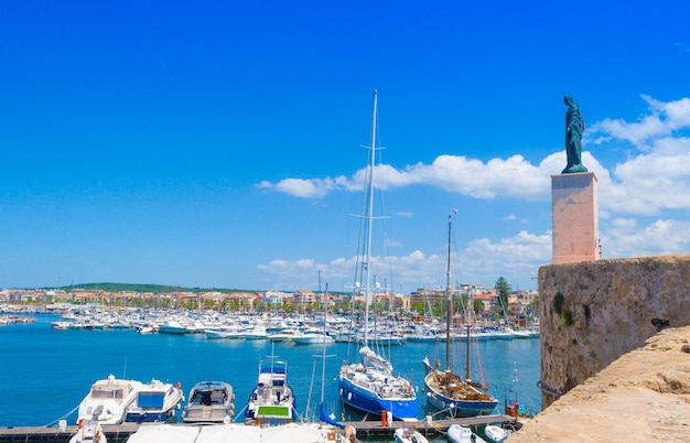 Standbeeld boven de haven van Alghero