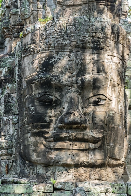 Standbeeld bovenop een poort in Ankor Thom in Cambodja