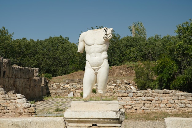 Standbeeld in de baden van Hadrianus in de oude stad Aphrodisias in Aydin Turkiye