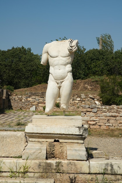 Standbeeld in de baden van Hadrianus in de oude stad Aphrodisias in Aydin Turkiye