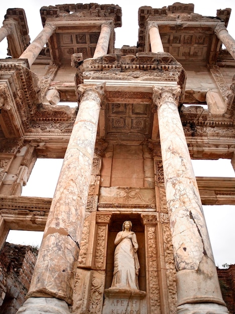 Foto standbeeld in de bibliotheek van celsus