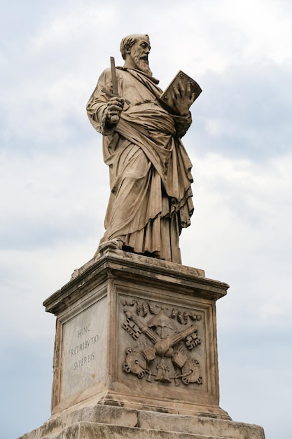 Standbeeld in de brug van hadrianus rome italië