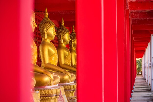 Foto standbeeld in de tempel buiten het gebouw