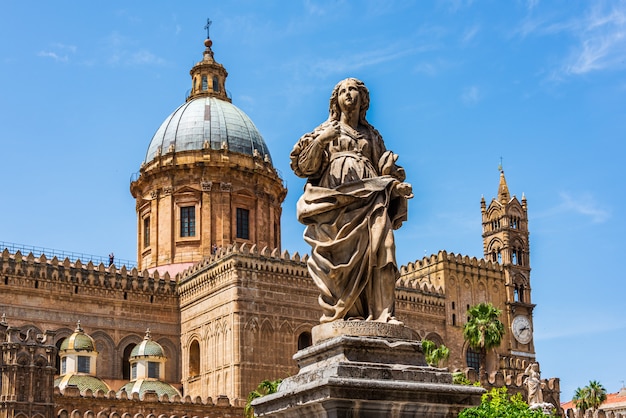 Standbeeld met uitzicht op de kathedraal van Palermo, Sicilië