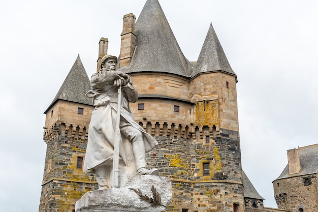 Standbeeld naast het middeleeuwse kasteel van Vitre. Departement Ille-et-Vilaine, regio Bretagne, Frankrijk