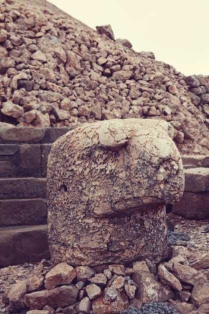 Standbeeld op de berg Nemrut in Turkije