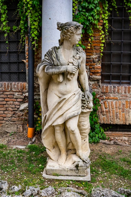 Standbeeld op de binnenplaats van de eeuw van het Teatro Olimpico in Vicenza, Italië, gemaakt door architect Andrea Palladio in 1585